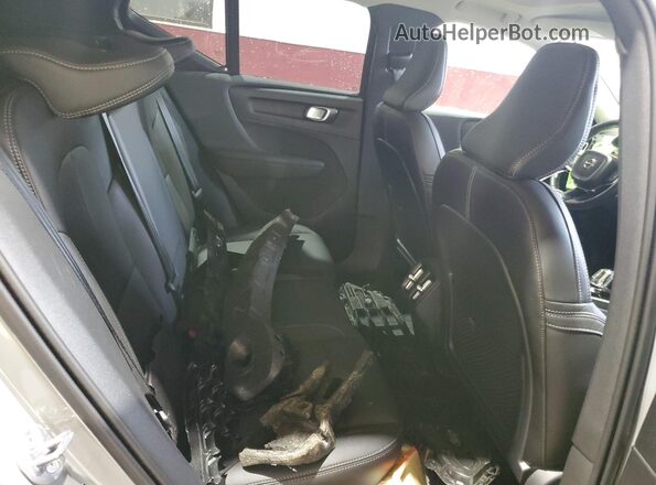 YV4L12UC1S2492407 2025 VOLVO XC40 Silver Widok wnętrza z tyłu