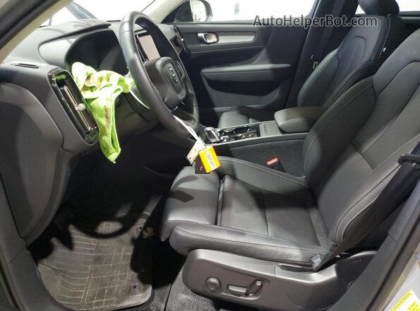 YV4L12UC1S2492407 2025 VOLVO XC40 Silver Widok wnętrza z przodu