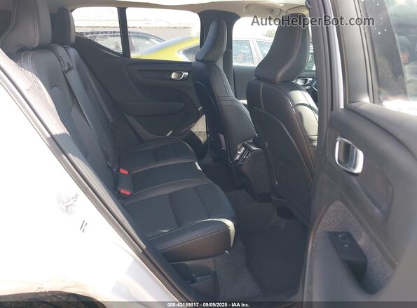 YV4L12UJ9S2568986 2025 VOLVO XC40 White VIN კოდის სტიკერის ხედი