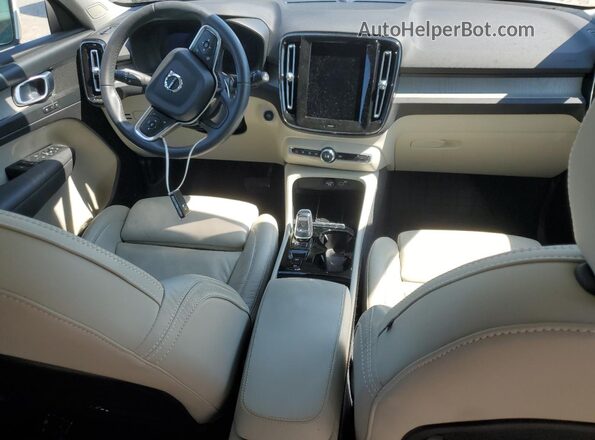 YV4L12UN5P2014287 2023 VOLVO XC40 White Dashboard view