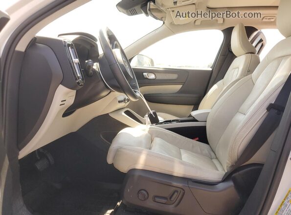 YV4L12UN5P2014287 2023 VOLVO XC40 White Front interior view