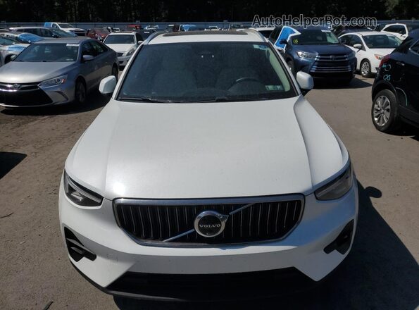 YV4L12UN5P2014287 2023 VOLVO XC40 White Front view