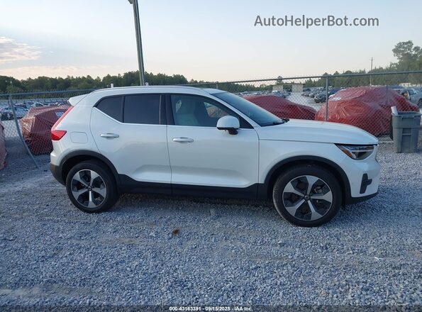 YV4L12UN7P2948709 2023 VOLVO XC40 Белый Вид задней части салона