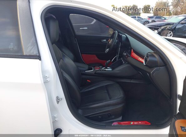ZARFAMBN7N7663299 2022 ALFA ROMEO GIULIA Белый Вид салона спереди