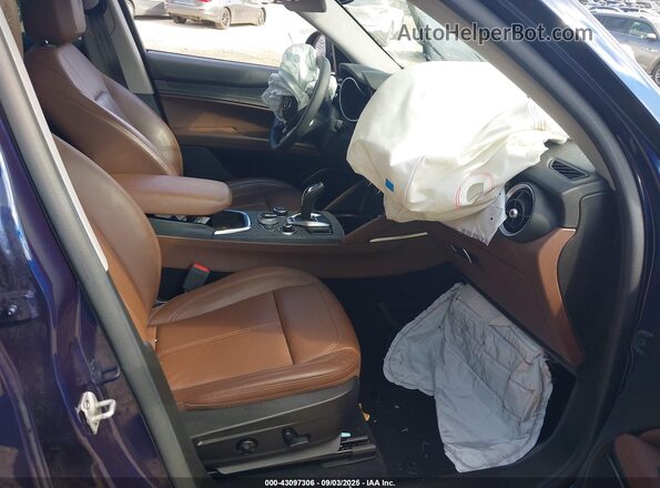 ZASPAKAN0L7C82712 2020 ALFA ROMEO STELVIO Dark Blue Вид салона спереди