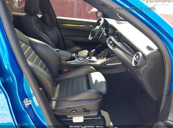 ZASPAKEV9N7D51457 2022 ALFA ROMEO STELVIO Синий Вид салона спереди