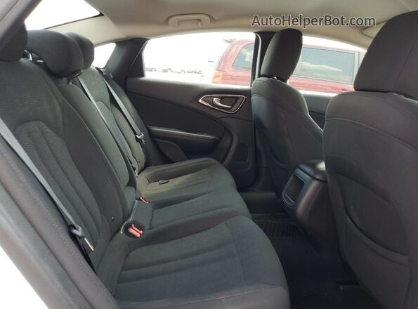1C3CCCFB7HN509052 2017 CHRYSLER 200 Белый Вид задних сидений