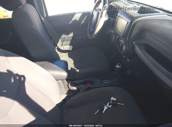 1C4BJWDG5GL199068 2016 JEEP WRANGLER UNLIMITED Silver Front interior view