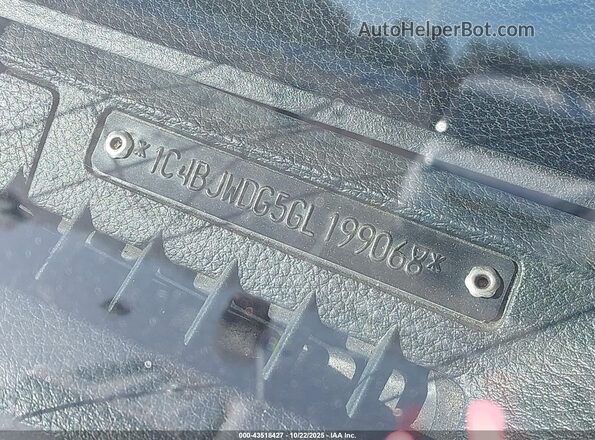 1C4BJWDG5GL199068 2016 JEEP WRANGLER UNLIMITED Silver Engine compartment view