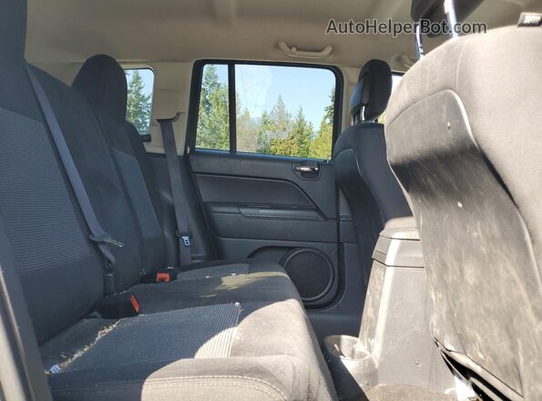 1C4NJCBAXGD615796 2016 JEEP COMPASS White Вид задньої частини салону
