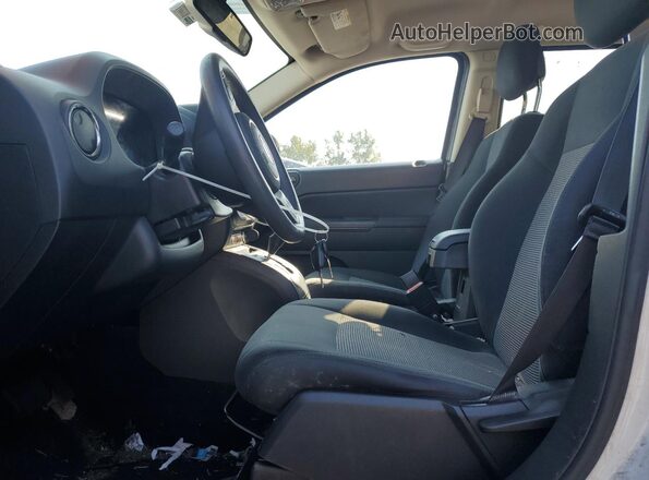 1C4NJCBAXGD615796 2016 JEEP COMPASS White Вид салону спереду