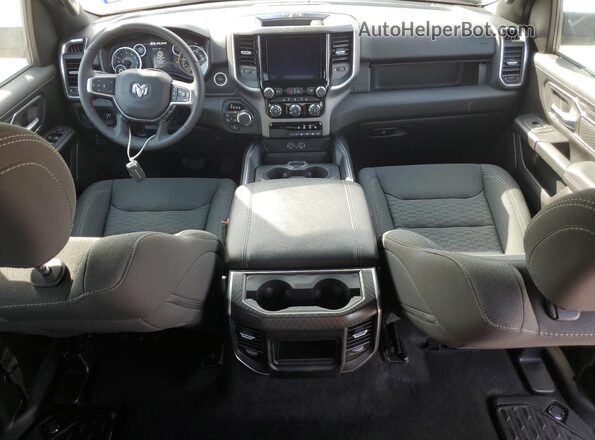 1C6RRFFG2SN536384 2025 RAM 1500 Белый Вид панели приборов