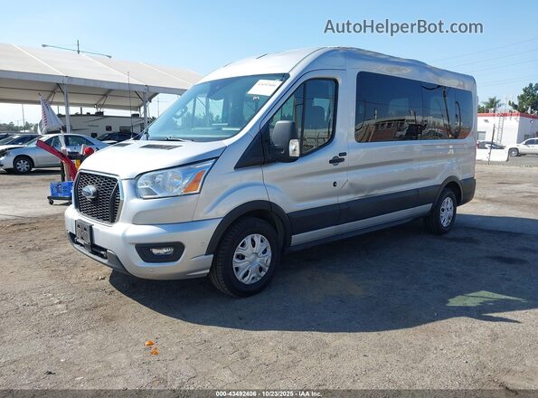 1FBAX2C89NKA19708 2022 FORD PASSENGER Silver Vista tres cuartos delantera izquierda