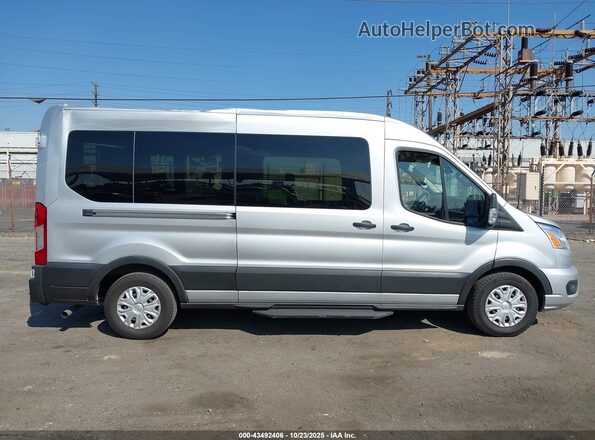 1FBAX2C89NKA19708 2022 FORD PASSENGER Silver Vista interior trasera