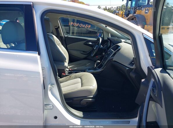 1G4PR5SK4H4116267 2017 BUICK VERANO Белый Вид салона спереди