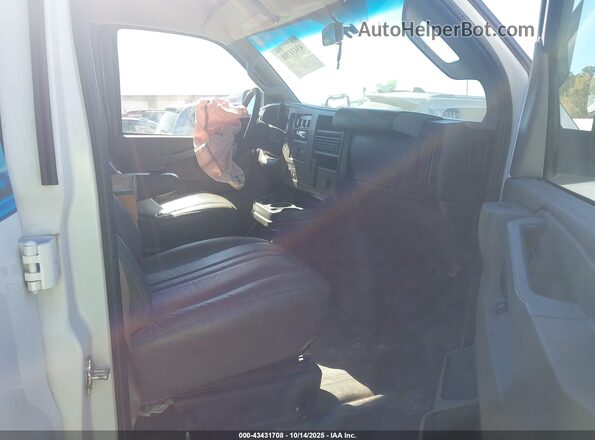 1GCWGAFG4H1204550 2017 CHEVROLET EXPRESS Белый Вид салона спереди
