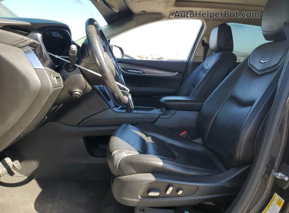 1GYKNCRS0JZ102423 2018 CADILLAC XT5 Черный Вид салона спереди