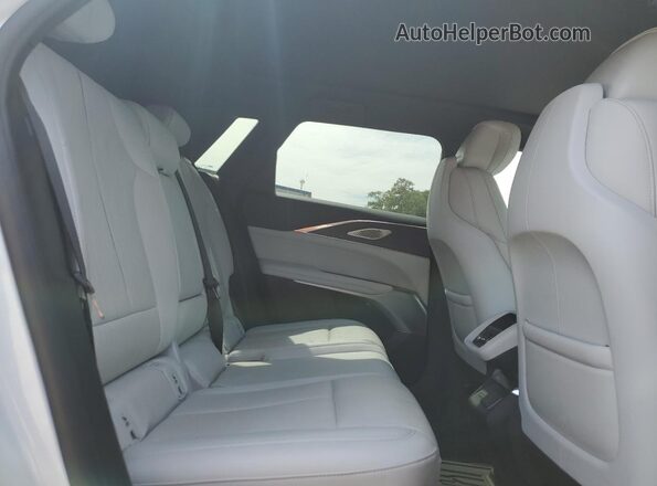 1GYKPRRK3RZ133433 2024 CADILLAC OTHER White Սալոնի հետևի տեսք