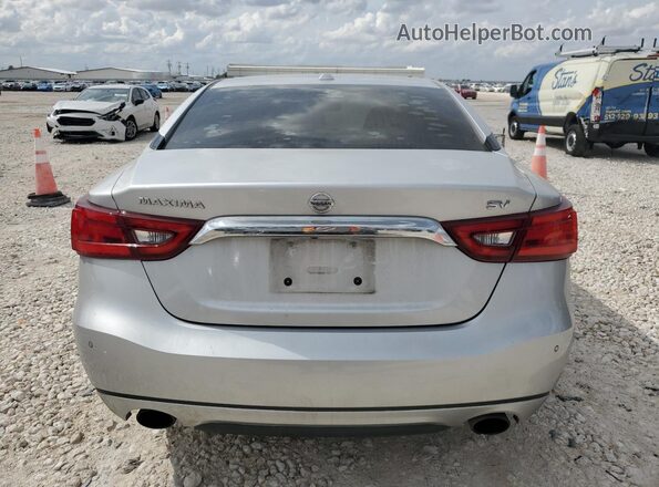 1N4AA6AP6JC380418 2018 NISSAN MAXIMA Серебряный Вид сзади