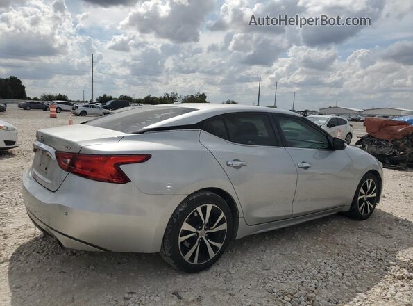1N4AA6AP6JC380418 2018 NISSAN MAXIMA Серебряный Задняя правая четверть