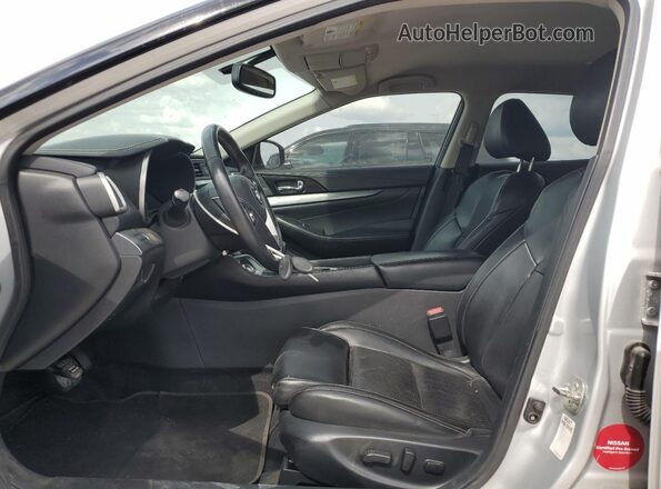 1N4AA6AP6JC380418 2018 NISSAN MAXIMA Серебряный Вид салона спереди