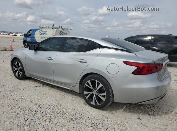 1N4AA6AP6JC380418 2018 NISSAN MAXIMA Серебряный Задняя левая четверть