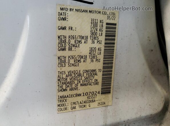 1N6AA1EC8NN107024 2022 NISSAN TITAN White Vista de la etiqueta del VIN