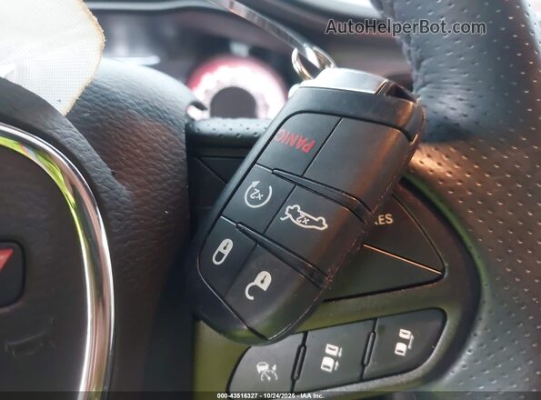 2C3CDZFJ0PH526676 2023 DODGE CHALLENGER Красный Вид панели приборов
