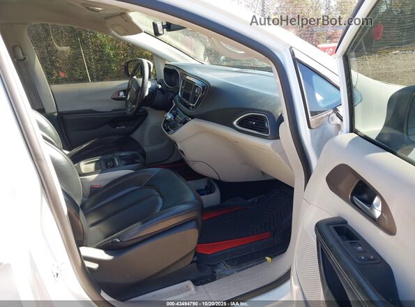 2C4RC1DG1LR146980 2020 CHRYSLER VOYAGER Белый Вид салона спереди