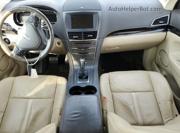 2LMHJ5AT2JBL00287 2018 LINCOLN MKT Белый Вид панели приборов