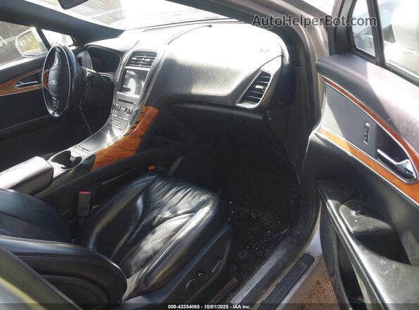 2LMPJ8KRXHBL24282 2017 LINCOLN MKX Серебряный Вид салона спереди