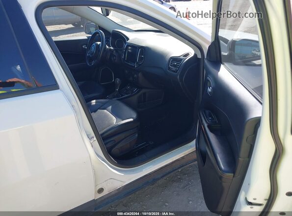 3C4NJDCB5HT641392 2017 JEEP NEW COMPASS White Widok wnętrza z przodu