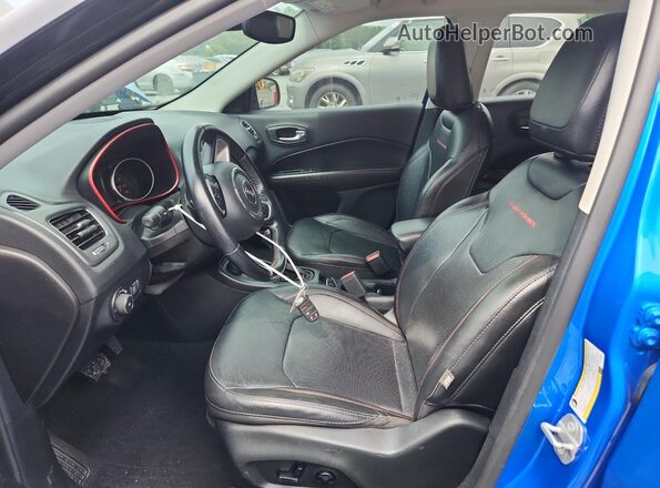 3C4NJDDB9LT190555 2020 JEEP COMPASS Синий Вид салона спереди