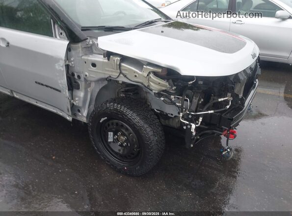 3C4NJDDN5RT149858 2024 JEEP COMPASS Серебряный Вид спереди