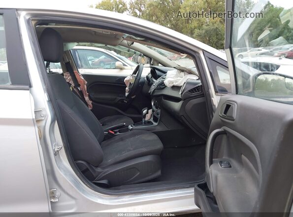 3FADP4BJ0JM146719 2018 FORD FIESTA Серебряный Вид салона спереди