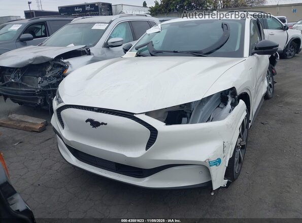 3FMTK1R4XRMA32981 2024 FORD MUSTANG MACH-E Белый Вид щитка приборов