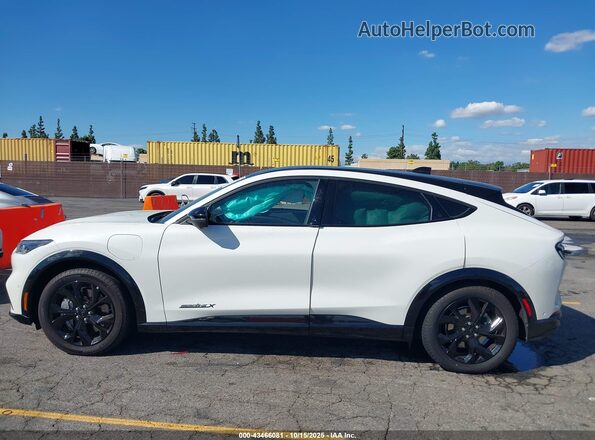 3FMTK3R78RMA18406 2024 FORD MUSTANG MACH-E PREMI Белый Вид задней части салона
