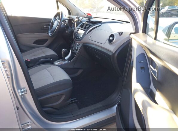 3GNCJPSB1GL204067 2016 CHEVROLET TRAX Серебряный Вид салона спереди