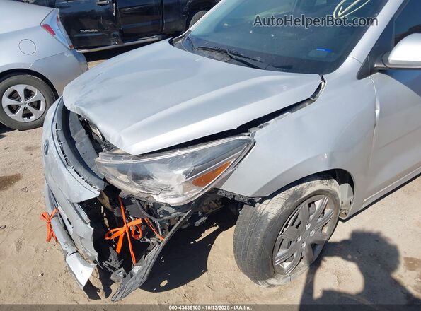 3KPA25AD2ME377522 2021 KIA RIO 5-DOOR Серебряный Вид спереди