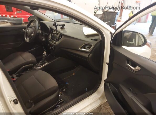 3KPC24A34JE010059 2018 HYUNDAI ACCENT Белый Вид салона спереди