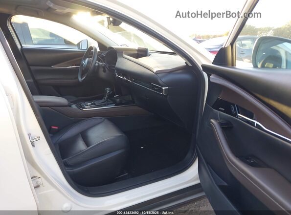 3MVDMADL1MM272266 2021 MAZDA CX-30 White Front interior view