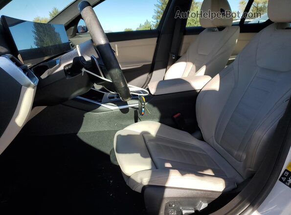 3MW49FF02P8D12366 2023 BMW M3 White წინა სალონის ხედი