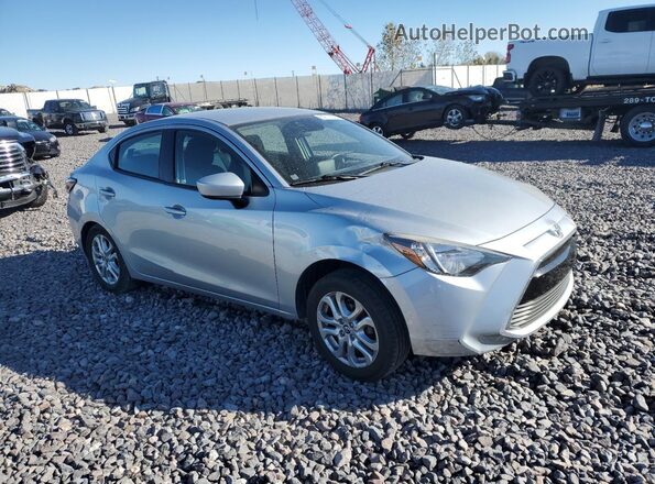 3MYDLBYV2JY326654 2018 TOYOTA YARIS Silver Delantero derecho