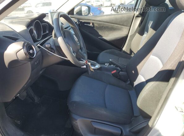 3MYDLBYV2JY326654 2018 TOYOTA YARIS Silver Vista interior delantera