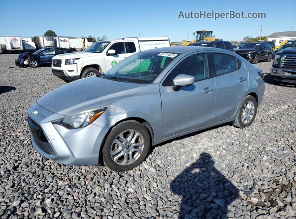 3MYDLBYV2JY326654 2018 TOYOTA YARIS Silver Vista tres cuartos delantera izquierda