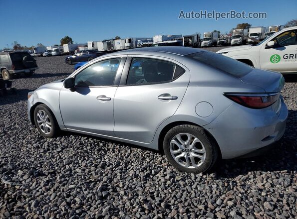 3MYDLBYV2JY326654 2018 TOYOTA YARIS Silver Trasero izquierdo