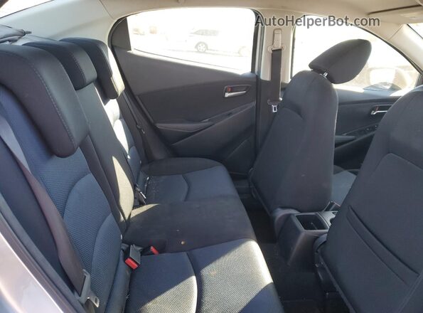 3MYDLBYV2JY326654 2018 TOYOTA YARIS Silver Vista de los asientos traseros