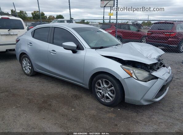 3MYDLBYV2JY333085 2018 TOYOTA YARIS IA Silver Передня права чверть