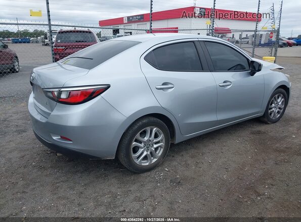 3MYDLBYV2JY333085 2018 TOYOTA YARIS IA Silver Задня права чверть