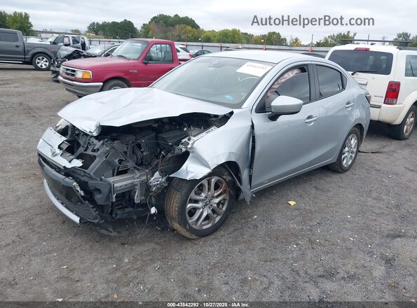 3MYDLBYV2JY333085 2018 TOYOTA YARIS IA Silver Передня ліва чверть